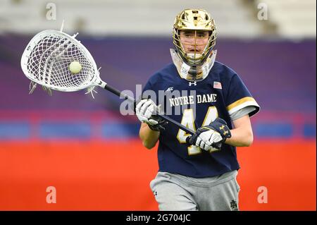 Syracuse, New York, USA. April 2021. Notre Dame Fighting Irish Goalie Liam Entenmann (44) kontrolliert den Ball gegen die Syracuse Orange während der zweiten Hälfte eines NCAA Herren Lacrosse Spiels am Samstag, 3. April 2021 im Carrier Dome in Syracuse, New York. Notre Dame gewann 18-11. Rich Barnes/CSM/Alamy Live News Stockfoto