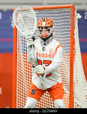 Syracuse, New York, USA. April 2021. Syracuse Orange Torwart Drake Porter (33) schaut sich während der zweiten Hälfte eines NCAA Herren Lacrosse Spiels am Samstag, den 3. April 2021 im Carrier Dome in Syracuse, New York, gegen die Notre Dame Fighting Irish an. Notre Dame gewann 18-11. Rich Barnes/CSM/Alamy Live News Stockfoto