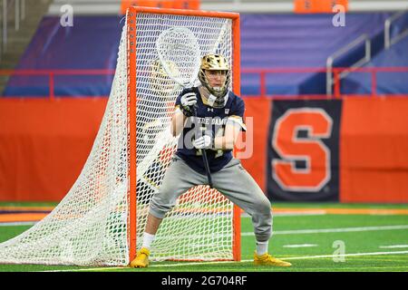 Syracuse, New York, USA. April 2021. Notre Dame Fighting der irische Torwart Liam Entenmann (44) schaut in der ersten Hälfte eines NCAA Herren Lacrosse Spiels am Samstag, den 3. April 2021 im Carrier Dome in Syracuse, New York, gegen die Syracuse Orange. Notre Dame gewann 18-11. Rich Barnes/CSM/Alamy Live News Stockfoto