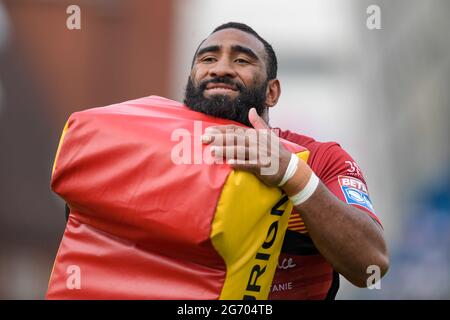 Leeds, Großbritannien. Juli 2021. Samisoni Langi (3) von Catalans Dragons hält während des Warm-Up am 7/9/2021 in Leeds, Großbritannien, einen Tackle Bag in der Tasche. (Foto von Simon Whitehead/News Images/Sipa USA) Quelle: SIPA USA/Alamy Live News Stockfoto