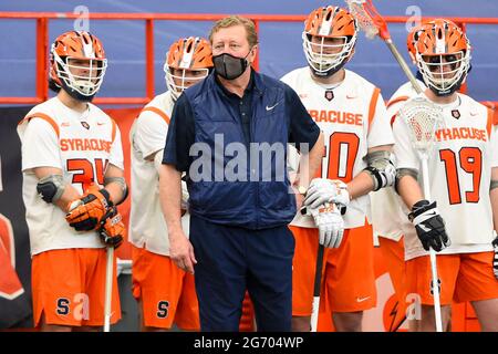 Syracuse, New York, USA. April 2021. Syracuse Orange Head Coach John Desko schaut sich während der zweiten Hälfte eines NCAA Herren Lacrosse Spiels am Samstag, 3. April 2021, im Carrier Dome in Syracuse, New York, gegen die Notre Dame Fighting Irish an. Notre Dame gewann 18-11. Rich Barnes/CSM/Alamy Live News Stockfoto