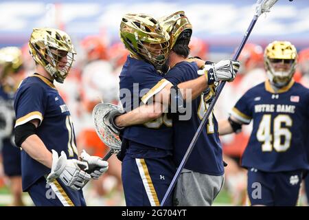 Syracuse, New York, USA. April 2021. Notre Dame Fighting irische Spieler feiern am Samstag, den 3. April 2021, nach einem NCAA Herren Lacrosse Spiel gegen die Syracuse Orange im Carrier Dome in Syracuse, New York. Notre Dame gewann 18-11. Rich Barnes/CSM/Alamy Live News Stockfoto