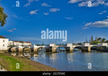 Die Römische Brücke (Ponte Romana) über den Fluss Gilao in der malerischen Stadt Tavira, Algarve, Portugal, Stockfoto