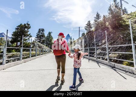 Wandern - Wanderer Frau auf Trek mit Rucksack leben gesund aktiven Lebensstil. Wandermädchen beim Wandern in der Berglandschaft der Schweizer alpen Stockfoto