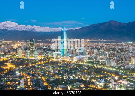 Skyline von Santiago de Chile auf die Füße von der Gebirgskette der Anden und Gebäuden im Stadtteil Providencia. Stockfoto