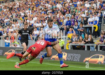 Leeds, Großbritannien. Juli 2021. Tom Briscoe (2) von Leeds Rhinos wird am 7/9/2021 von Sam Tomkins (29) von Catalans Dragons in Leeds, Großbritannien, in Angriff genommen. (Foto von Simon Whitehead/News Images/Sipa USA) Quelle: SIPA USA/Alamy Live News Stockfoto