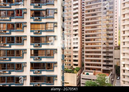 Nahaufnahme eines dicht besiedelten Wohnhauses in Hongkong. Stockfoto