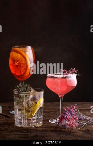 Verschiedene schöne Cocktails in warmen Farben auf dunklem Hintergrund. Stockfoto