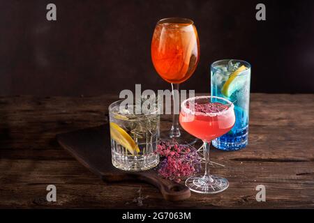 Verschiedene schöne Cocktails in warmen Farben auf dunklem Hintergrund. Stockfoto