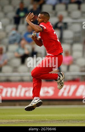 Manchester, Großbritannien. Juli 2021. 9. Juli 2021; Emirates Old Trafford, Manchester, Lancashire, England; T20 Vitality Blast Cricket, Lancashire Lightning gegen Northamptonshire Steelbacks; Liam verletzt von Lancashire Lightning Lightning Bowls vom James Anderson End und endete mit Zahlen von 3-22 Credit: Action Plus Sports Images/Alamy Live News Stockfoto