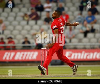 Manchester, Großbritannien. Juli 2021. 9. Juli 2021; Emirates Old Trafford, Manchester, Lancashire, England; T20 Vitality Blast Cricket, Lancashire Lightning gegen Northamptonshire Steelbacks; Liam verletzt von Lancashire Lightning Lightning Bowls vom James Anderson End und endete mit Zahlen von 3-22 Credit: Action Plus Sports Images/Alamy Live News Stockfoto