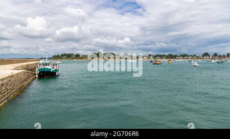 Port Navalo in der Bretagne, schönes Dorf am Eingang des Morbihan Golf, mit dem Boot nach Locmariaquer Stockfoto