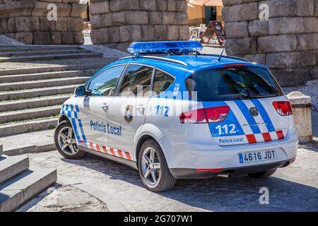 Segovia, Spanien - 21. September 2015: Polizeiauto Seat Altea XL von Roman Aquädukt in Segovia Stockfoto