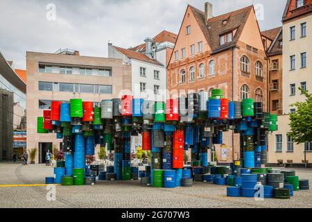 Nürnberg, Deutschland - 17. Mai 2016: - Zeitgenössische Skulptur von bunten leeren Ölfässern auf dem Stadtplatz vor dem Neuen Museum in Nürnberg Stockfoto