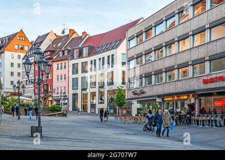 Nürnberg, Deutschland - 17. Mai 2016: Straße in der Altstadt von Nürnberg mit Spaziergänger am Abend Stockfoto