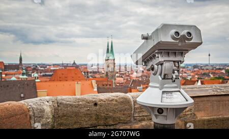 Nürnberg, Deutschland - 17. Mai 2016: Panoramablick auf die Altstadt vom Aussichtspunkt in Nürnberg mit touristischem Teleskop Stockfoto