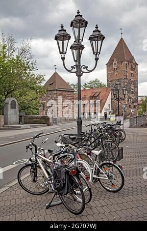 Nürnberg, Deutschland - 17. Mai 2016: Straße in der Altstadt von Nürnberg mit geparkten Fahrrädern Stockfoto