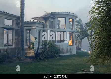 Haus in Brand während des Feuers von Witch Creek, nördlich von San Diego, Kalifornien. Stockfoto