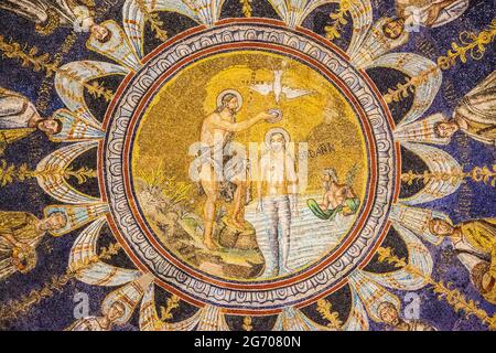 Ravenna, Italien - 14. Oktober 2016: Johannes der Täufer taufte Jesus - Mosaik an der Decke im Baptisterium Neoniano in Ravenna (Cerca 5. Jahrhundert) Stockfoto