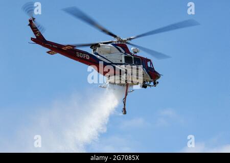 San Diego Fire Rescue Copter 2 schließt einen Wassertropfen ab. Stockfoto