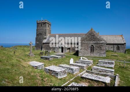 Blick auf die alte St. Materiana Kirche, Tintagel, Cornwall; erbaut im elften Jahrhundert mit späteren Ergänzungen. Auf dem South West Coast Path. Stockfoto