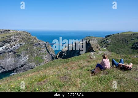 Die neue Fußgängerbrücke von Tintagel Castle zur Tintagel Castle Island. Blick vom South West Coast Path auf Glebe Cliff, Tintagel, Cornwall. Stockfoto