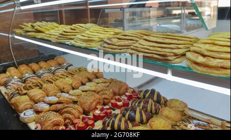 Ein traditioneller marokkanischer Msemen-Kuchen in einem Schaufenster Stockfoto