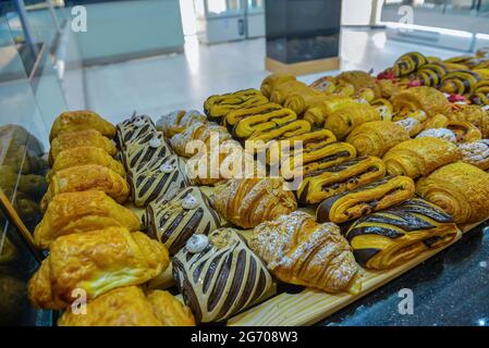 Französisches Gebäck in der Patisserie Stockfoto