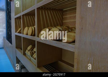 Marokkanisches Brot in den Regalen einer marokkanischen Bäckerei Stockfoto