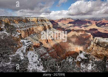 Schnee-bedeckten Klippen und Schluchten, von Rim Trail in der Nähe des Dorfes, Grand Canyon National Park, Arizona USA Stockfoto