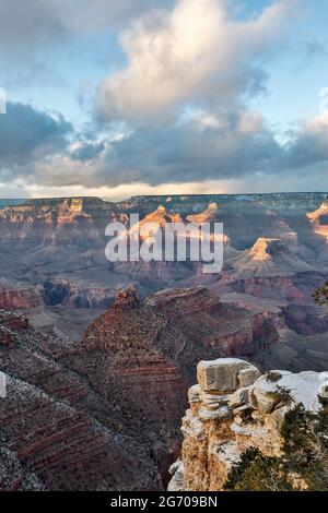 Schneebedeckte Steilhänge, weit entfernte Steilküsten und Schluchten, vom Rim Trail at the Village, Grand Canyon National Park, Arizona USA Stockfoto