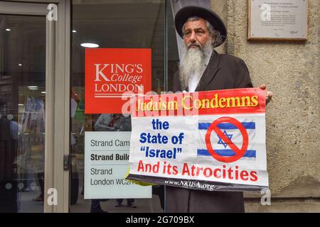 London, Großbritannien. Juli 2021. Ein antizionistischer jüdischer Demonstrator vor dem King's College London während des Studentenproteste für Palästina. Demonstranten marschierten zu verschiedenen Universitäten im Zentrum Londons und forderten, dass sie von "allen Unternehmen, die sich an israelischen Verletzungen des Völkerrechts mitschuldig machen", abstoßen und "alle Verbindungen zu den mitschuldigen israelischen Institutionen" trennen. (Kredit: Vuk Valcic / Alamy Live News) Stockfoto