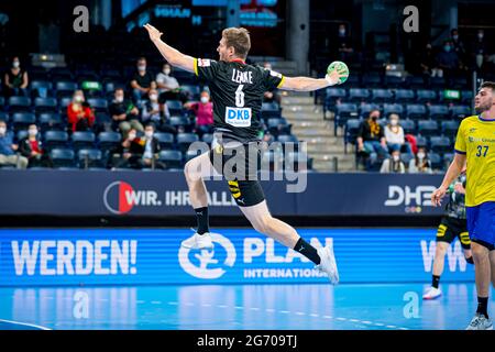 Nürnberg, Deutschland. Juli 2021. Handball: Internationales Spiel, Deutschland - Brasilien. Finn Lemke (Deutschland) im Sprung. Quelle: Sascha Klahn/dpa/Alamy Live News Stockfoto