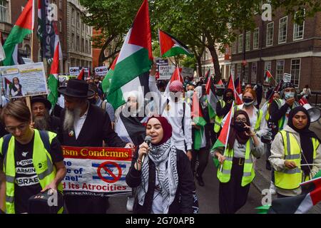 London, Großbritannien. Juli 2021. Demonstranten vor der Universität London während des Studentenproteste für Palästina. Demonstranten marschierten zu verschiedenen Universitäten im Zentrum Londons und forderten, dass sie von "allen Unternehmen, die sich an israelischen Verletzungen des Völkerrechts mitschuldig machen", abstoßen und "alle Verbindungen zu den mitschuldigen israelischen Institutionen" trennen. (Kredit: Vuk Valcic / Alamy Live News) Stockfoto