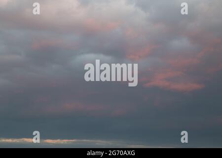 Sonnenuntergang Himmel mit gelb-orange Wolken - Kontrast zwischen warmen und kalten Farben Stockfoto