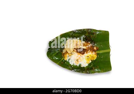 Kerala Traditionelle Lunchbox. Reis und Gericht in Bananenblätter gewickelt. Selektiver Fokus Stockfoto