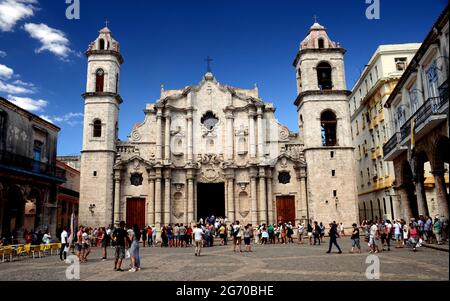 HAVANNA, KUBA; ALTSTADT; PLAZA DE LA KATHEDRALE; KATHEDRALE DER JUNGFRAU MARIA VON DER UNBEFLECKTEN EMPFÄNGNIS Stockfoto