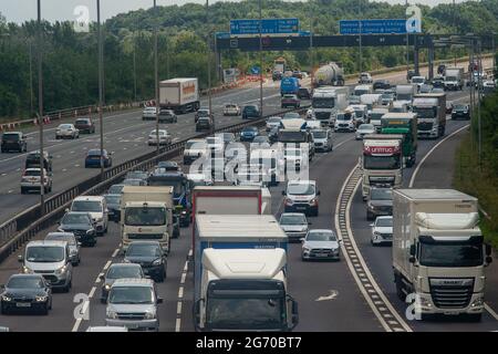 Iver, Buckinghamshire, Großbritannien. Juli 2021. Der Verkehr auf der M25 war heute Nachmittag stark, und es gab variable Geschwindigkeitsbegrenzungen. Highways England plant die Umwandlung der Kreuzungen 10 t0 16 der M25 in eine intelligente Autobahn, die die harte Schulter entfernen soll. Der Baubeginn ist für 2022. Quelle: Maureen McLean/Alamy Live News Stockfoto