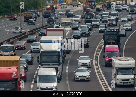 Iver, Buckinghamshire, Großbritannien. Juli 2021. Der Verkehr auf der M25 war heute Nachmittag stark, und es gab variable Geschwindigkeitsbegrenzungen. Highways England plant die Umwandlung der Kreuzungen 10 t0 16 der M25 in eine intelligente Autobahn, die die harte Schulter entfernen soll. Der Baubeginn ist für 2022. Quelle: Maureen McLean/Alamy Live News Stockfoto