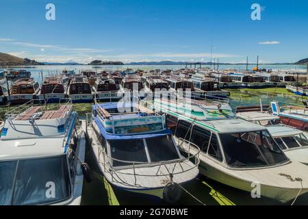 PUNO, PERU - 14. MAI 2015: Touristenboote in einem Hafen von Puno, Peru Stockfoto