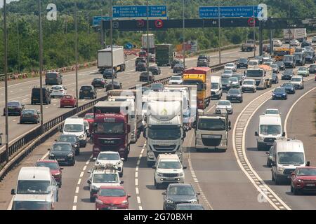 Iver, Buckinghamshire, Großbritannien. Juli 2021. Der Verkehr auf der M25 war heute Nachmittag stark, und es gab variable Geschwindigkeitsbegrenzungen. Highways England plant die Umwandlung der Kreuzungen 10 t0 16 der M25 in eine intelligente Autobahn, die die harte Schulter entfernen soll. Der Baubeginn ist für 2022. Quelle: Maureen McLean/Alamy Live News Stockfoto