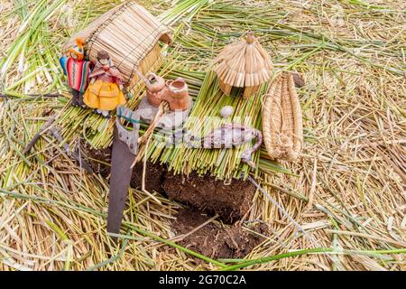 Modell von Schilfhäusern auf schwimmenden Uros-Inseln, Titicaca-See, Peru Stockfoto