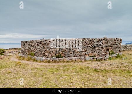 Steinmauer eines Tempels auf dem Hügel Pachatata auf der Insel Amantani im Titicaca-See, Peru Stockfoto