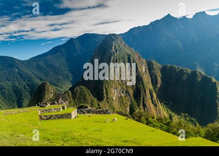 MACHU PICCHU, PERU - 18. MAI 2015: Blick auf die Ruinen von Machu Picchu, Peru. Guarhouse in der Mitte. Stockfoto