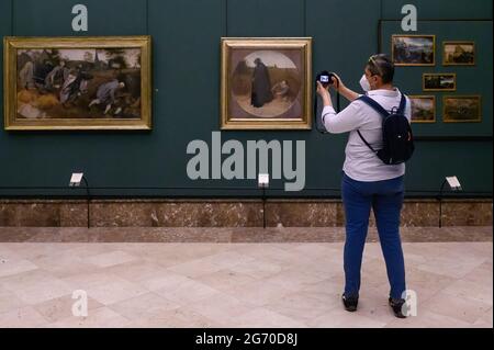 Neapel, Italien. Juli 2021. Ein Besucher hat während der Ausstellung gesehen, wie er Fotos von Gemälden gemacht hat. Nach der langen Schließung von Covid-19 genießen einheimische und ausländische Besucher die Ausstellung von Lava, Porzellan und Musik (Napoli di Lava, porcellana e musica) im Museo di Capodimonte (Capodimonte Museum). Kuratiert von Regisseur Sylvain Bellenger und Kostümen des Teatro San Carlo (San Carlo Theater), läuft die Ausstellung bis zum 2021. September. Kredit: SOPA Images Limited/Alamy Live Nachrichten Stockfoto