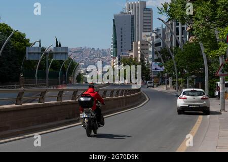 Ankara, Türkei-Mai 23 2021: Leicht verschwommene Rückansicht des Motorradfahrers, der während einer Pandemie außerhalb der Hauptverkehrszeiten unterwegs war und sich in der Nähe der Stadt aufgab Stockfoto