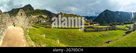 Astronomisches Observatorium Intihuatana und Hauptplatz in den Ruinen von Machu Picchu, Peru Stockfoto