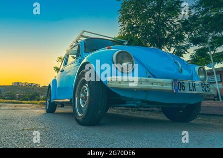 Ankara, Türkei-Mai 28 2021: Der alte blaue Volkswagen Käfer parkte bei Sonnenuntergang Stockfoto