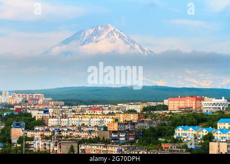 Blick auf die Stadt Petropavlovsk-Kamtschatsky auf dem Hintergrund des Koryaksky Vulkans, Halbinsel Kamtschatka. Stockfoto