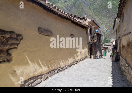 OLLANTAYTAMBO, PERU - 20. MAI 2015: Kleine Gasse in Ollantaytambo, Heiliges Tal der Inkas, Peru Stockfoto